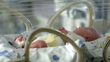 Il parto diventa trauma. Le mamme confessano: "Quelle mani dentro noi. Ti senti solo un oggetto"
