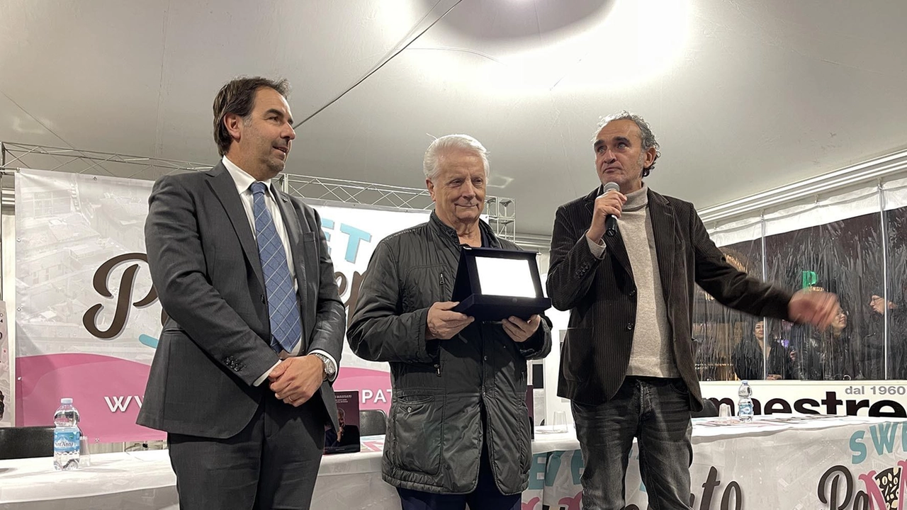 Targa di “Ambasciatore del gusto“ a Iginio Massari Targa di “Ambasciatore del gusto“ a Iginio Massari