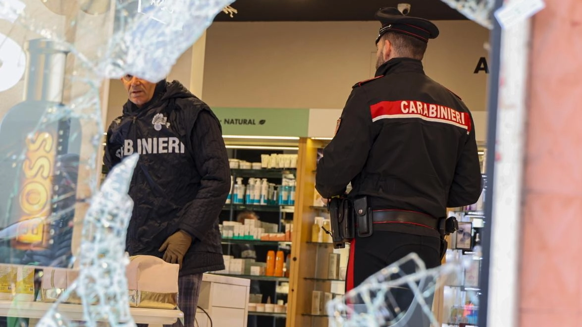 La banda del tombino è scatenata. Agonia negozianti: "Basta spaccate"