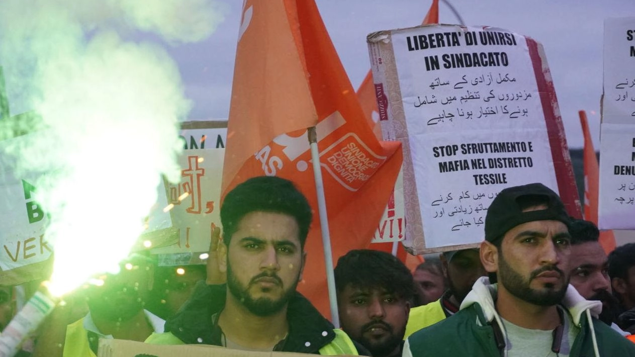 Piaga lavoro illegale: "Contratti regolari a italiani, con orari e stipendi diversi ai cinesi, inadeguati e senza rispetto per pakistani, bengalesi, nordafricani" . Siamo nella blacklist per presenze mafiose. Il caso della banca clandestina. Piaga lavoro illegale: "Contratti regolari a italiani, con orari e stipendi diversi ai cinesi, inadeguati e senza rispetto per pakistani, bengalesi, nordafricani" . Siamo nella blacklist per presenze mafiose. Il caso della banca clandestina.