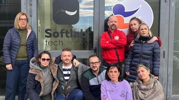 Alcuni lavoratori del call center di Pistoia davanti all’ingresso dell’azienda gestita da Softlab Next e Tecnocall Alcuni lavoratori del call center di Pistoia davanti all’ingresso dell’azienda gestita da Softlab Next e Tecnocall
