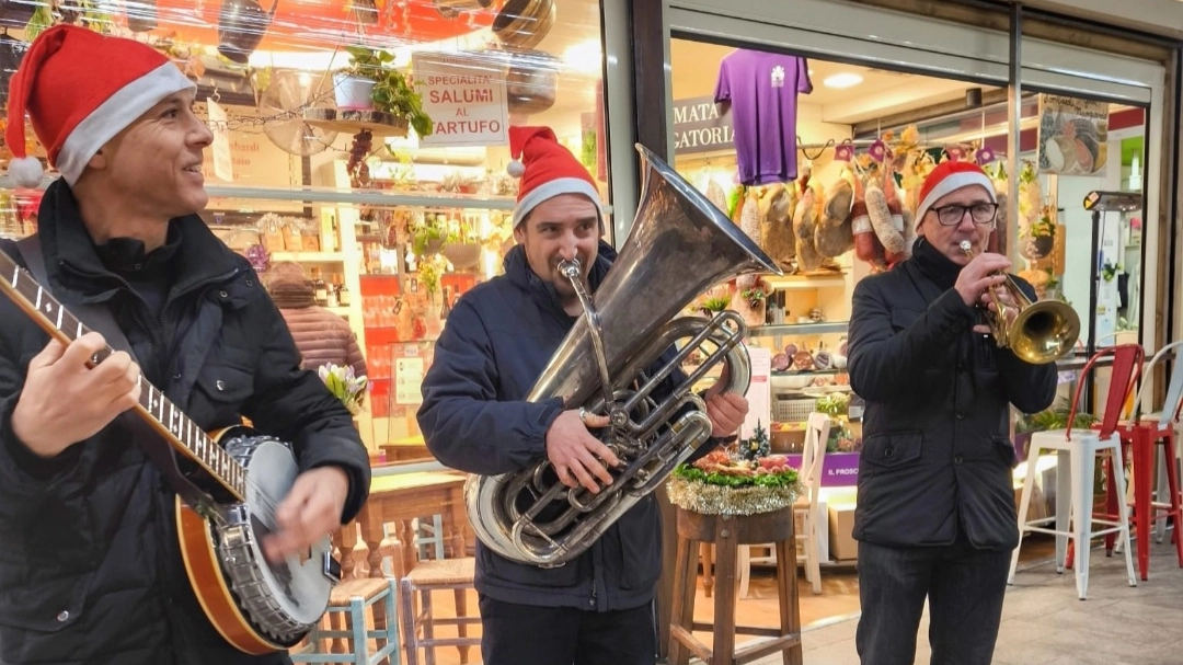 Musicisti al Mercato Centrale di Firenze (foto di repertorio) Musicisti al Mercato Centrale di Firenze (foto di repertorio)