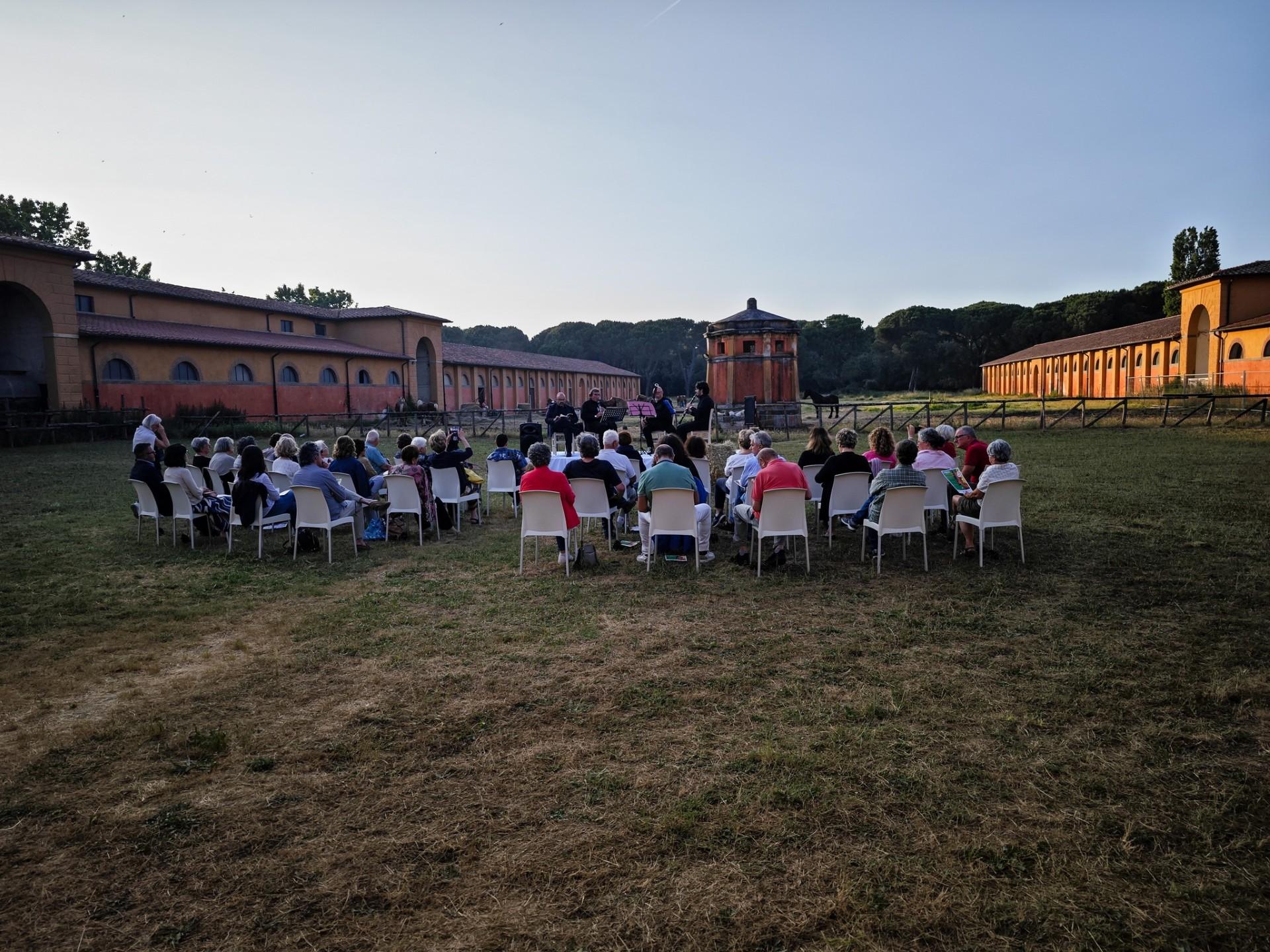 https://www.lanazione.it/image-service/view/acePublic/alias/contentid/MGRmZTJhNTQtMGU2Yi00/0/la-suggestiva-cornice-del-parco-san-rossore-durante-l-esibizione-del-6-giugno.jpeg