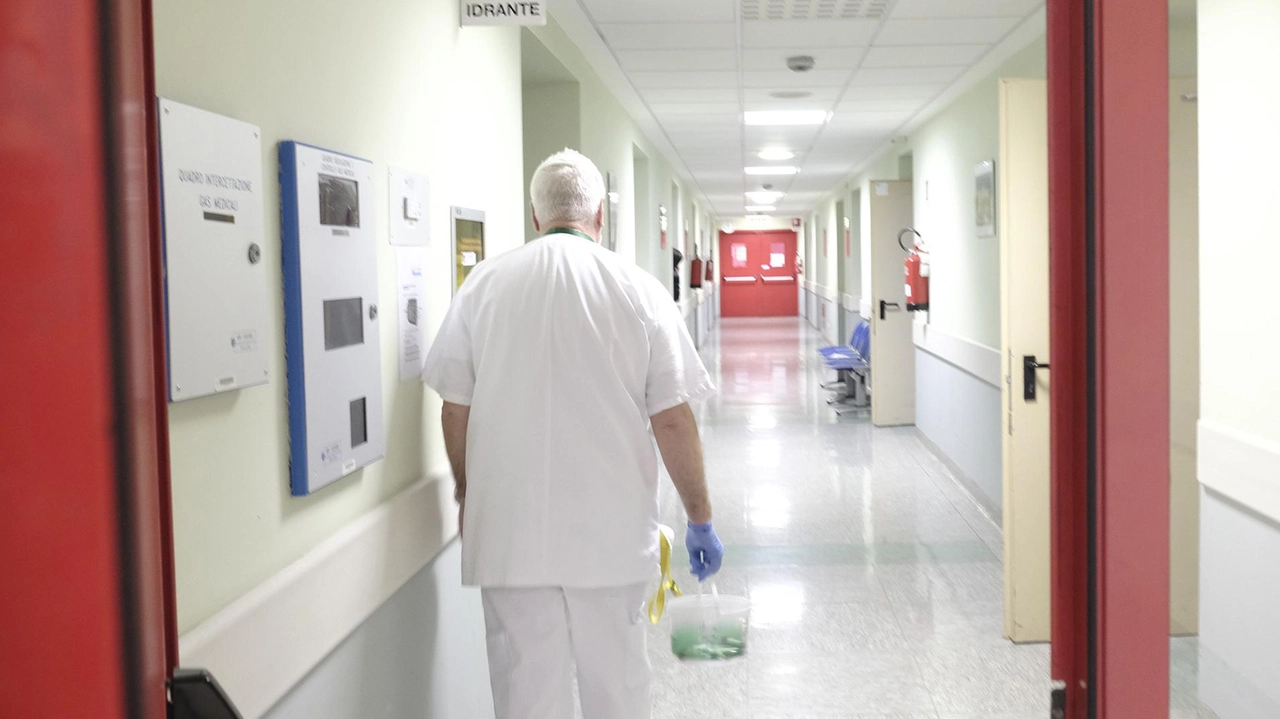 Operatore sanitario in corsia al San Bartolomeo (immagine di repertorio)