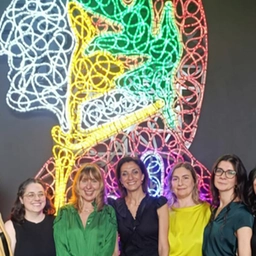 Firenze, al museo Casa di Dante arriva la scultura 'Luminosamente' di Marco Lodola