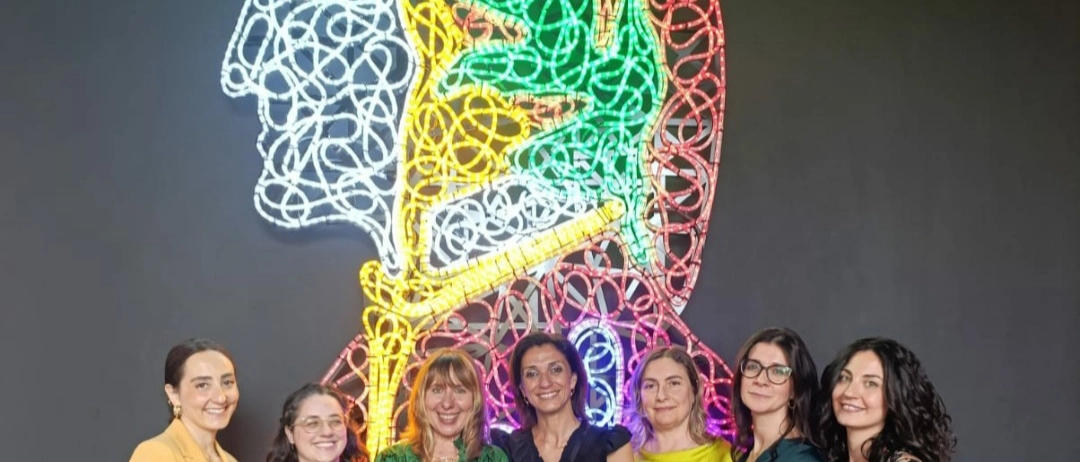 Firenze, al museo Casa di Dante arriva la scultura 'Luminosamente' di Marco Lodola