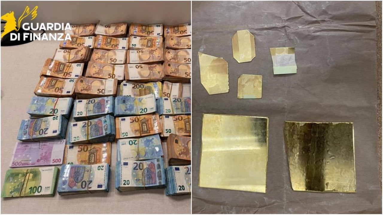 Il denaro e le lamine d'oro sotto sequestro (foto Guardia di Finanza) Il denaro e le lamine d'oro sotto sequestro (foto Guardia di Finanza)