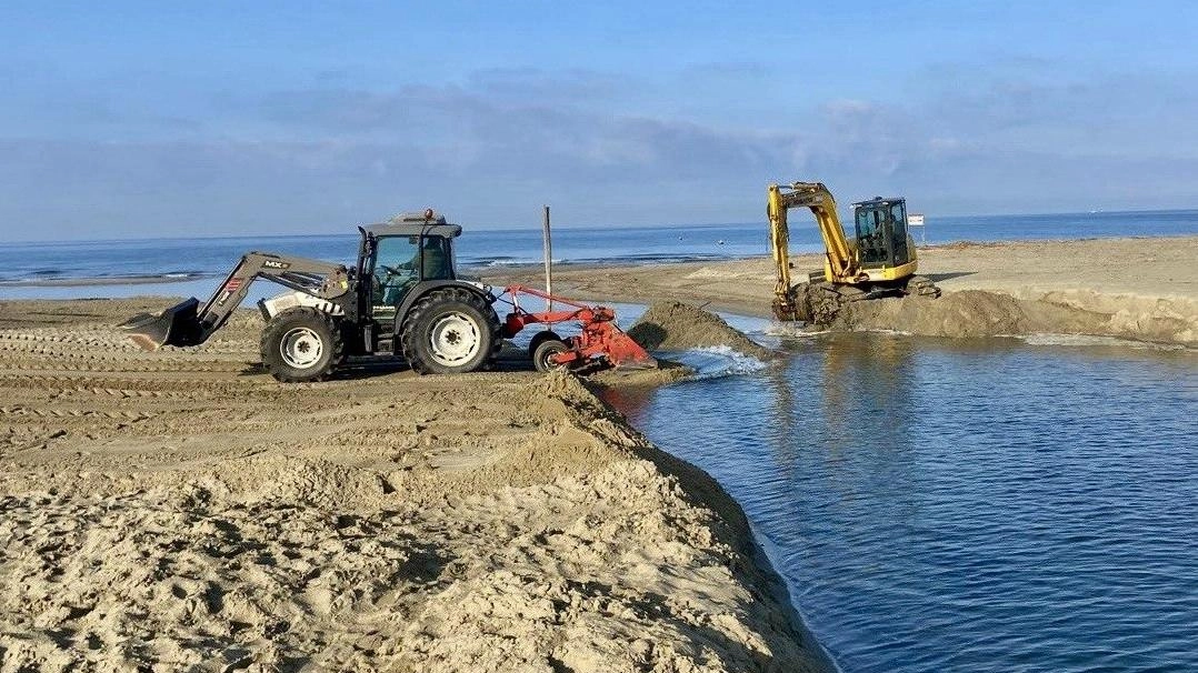 I mezzi del Consorzio di Bonifica Toscana Nord impegnati nelle operazioni sulla foce della Fossa dell’Abate