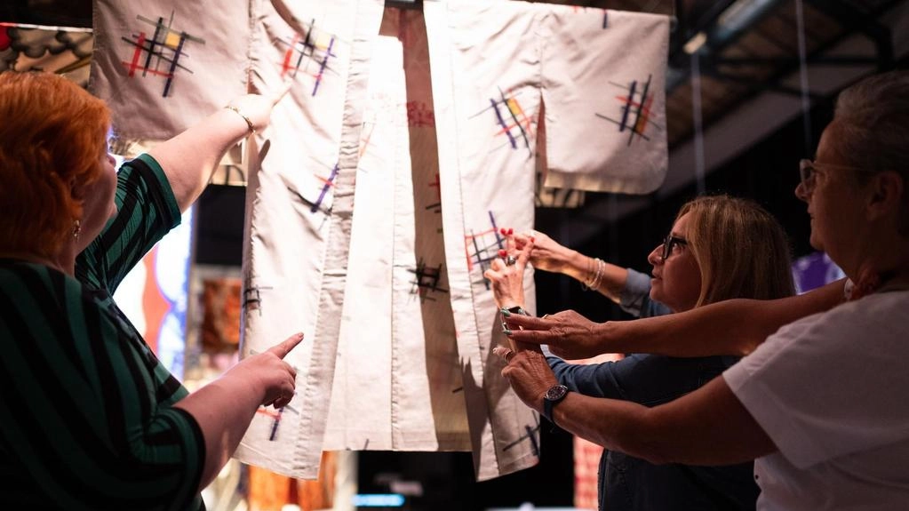 Oltre 140 partecipanti fra ragazzi, genitori e operatori per il progetto "Arte tra le mani". Nel complesso sono stati otto gli incontri al Museo del Tessuto. Un’iniziativa vincente. . Oltre 140 partecipanti fra ragazzi, genitori e operatori per il progetto "Arte tra le mani". Nel complesso sono stati otto gli incontri al Museo del Tessuto. Un’iniziativa vincente. .