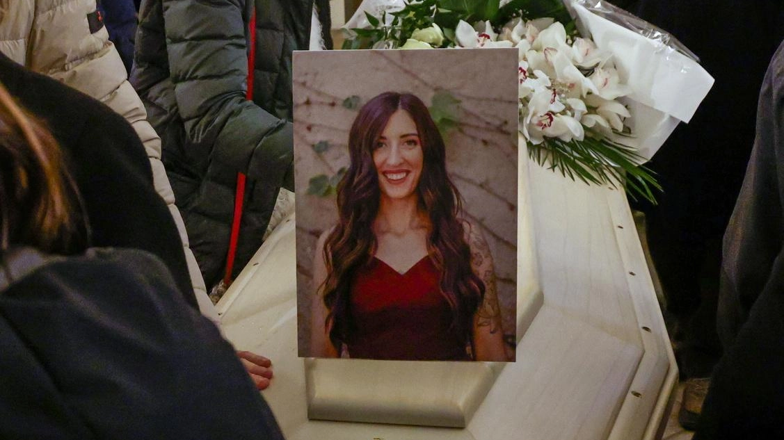 Chiesa gremita per il saluto alla giovane mamma uccisa dal compagno, presenti anche i genitori di Innocenti