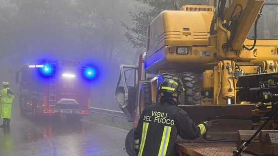La scena dell'incidente accaduto a Le Piastre. Sono intervenuti 118, vigili del fuoco e vigili urbani La scena dell'incidente accaduto a Le Piastre. Sono intervenuti 118, vigili del fuoco e vigili urbani