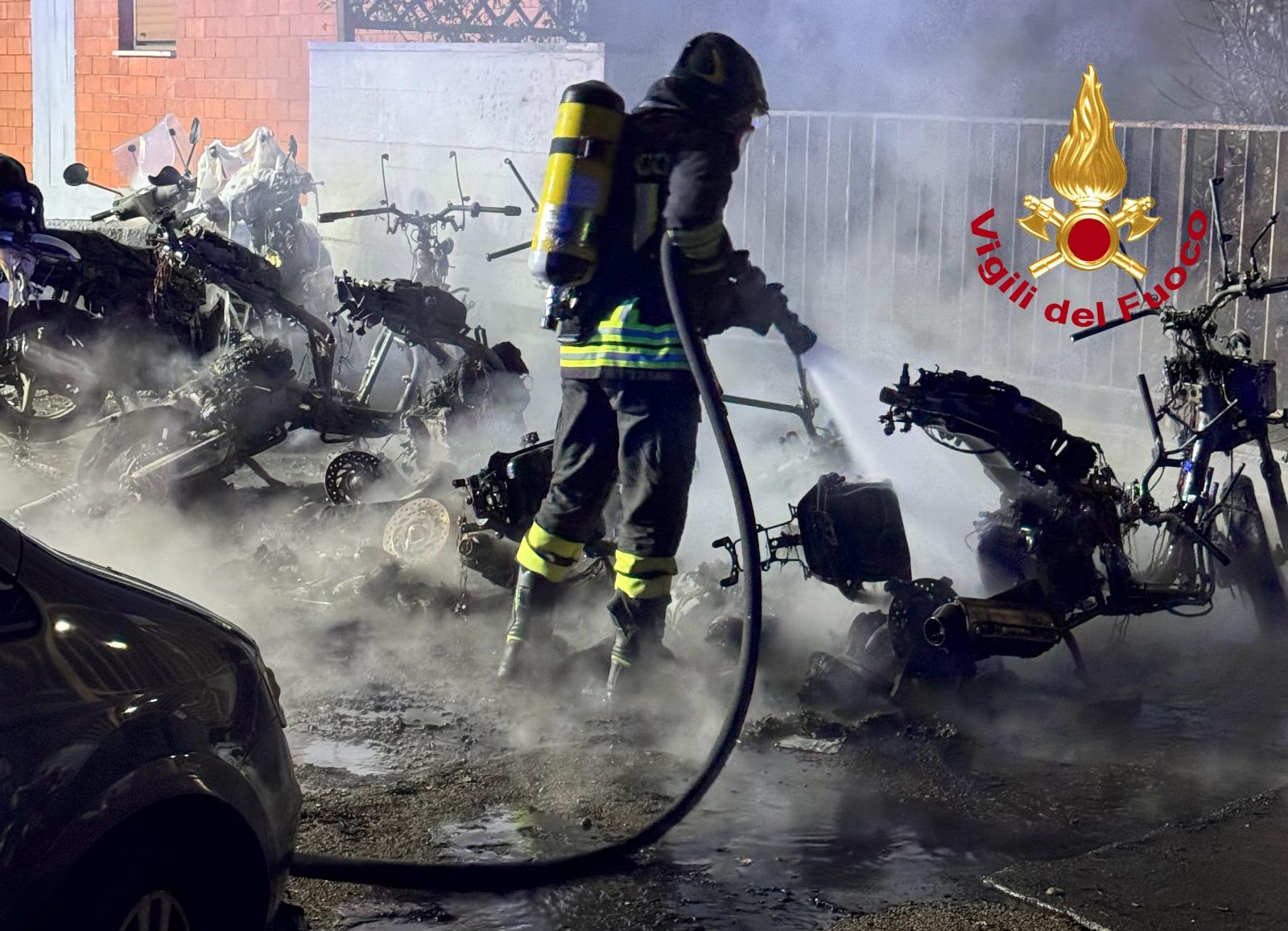 Firenze, incendio nella notte. A fuoco motorini e auto all’Isolotto Firenze, incendio nella notte. A fuoco motorini e auto all’Isolotto