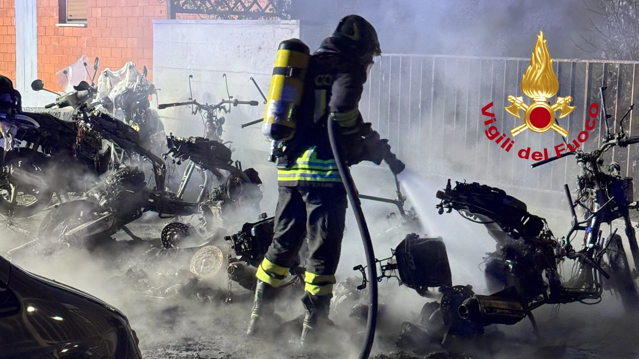 Firenze, incendio nella notte. A fuoco motorini e auto all’Isolotto