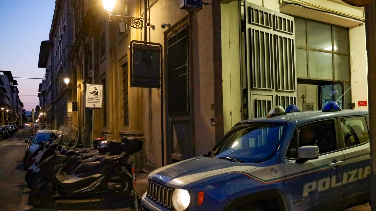 Inchiesta per tentato omicidio a Firenze: giovane fiorentino accoltellato a via de’ Pandolfini durante Halloween. Telecamere cruciali per identificare l'aggressore. Circostanze dell'attacco ancora da chiarire. Inchiesta per tentato omicidio a Firenze: giovane fiorentino accoltellato a via de’ Pandolfini durante Halloween. Telecamere cruciali per identificare l'aggressore. Circostanze dell'attacco ancora da chiarire.