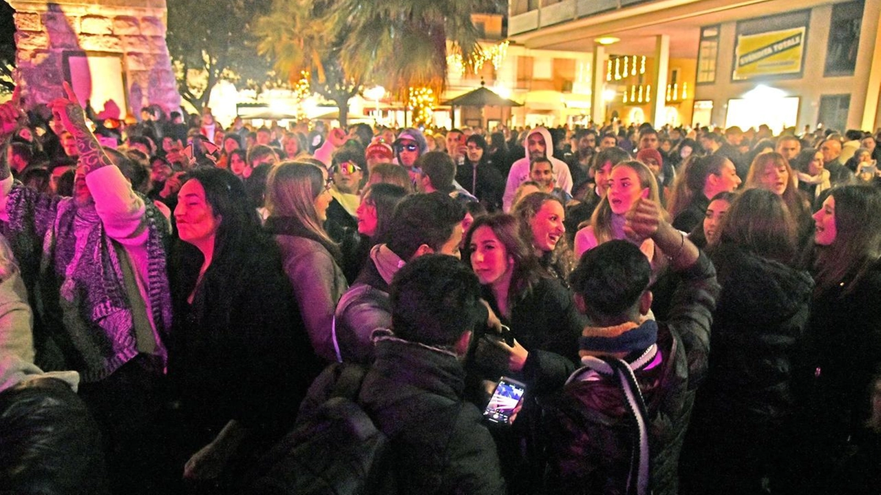 Un’immagine dei festeggiamenti dello scorso anno in piazza Sivieri a Follonica Un’immagine dei festeggiamenti dello scorso anno in piazza Sivieri a Follonica