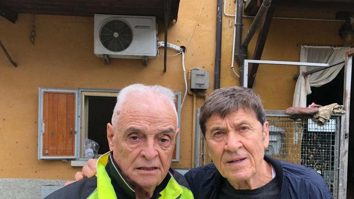 Piero Calderini e Gianni Morandi: l’incontro durante l’intervento dei volontari della Sangiorgio Valnestore di Panicale in aiuto delle popolazioni alluvionate Piero Calderini e Gianni Morandi: l’incontro durante l’intervento dei volontari della Sangiorgio Valnestore di Panicale in aiuto delle popolazioni alluvionate