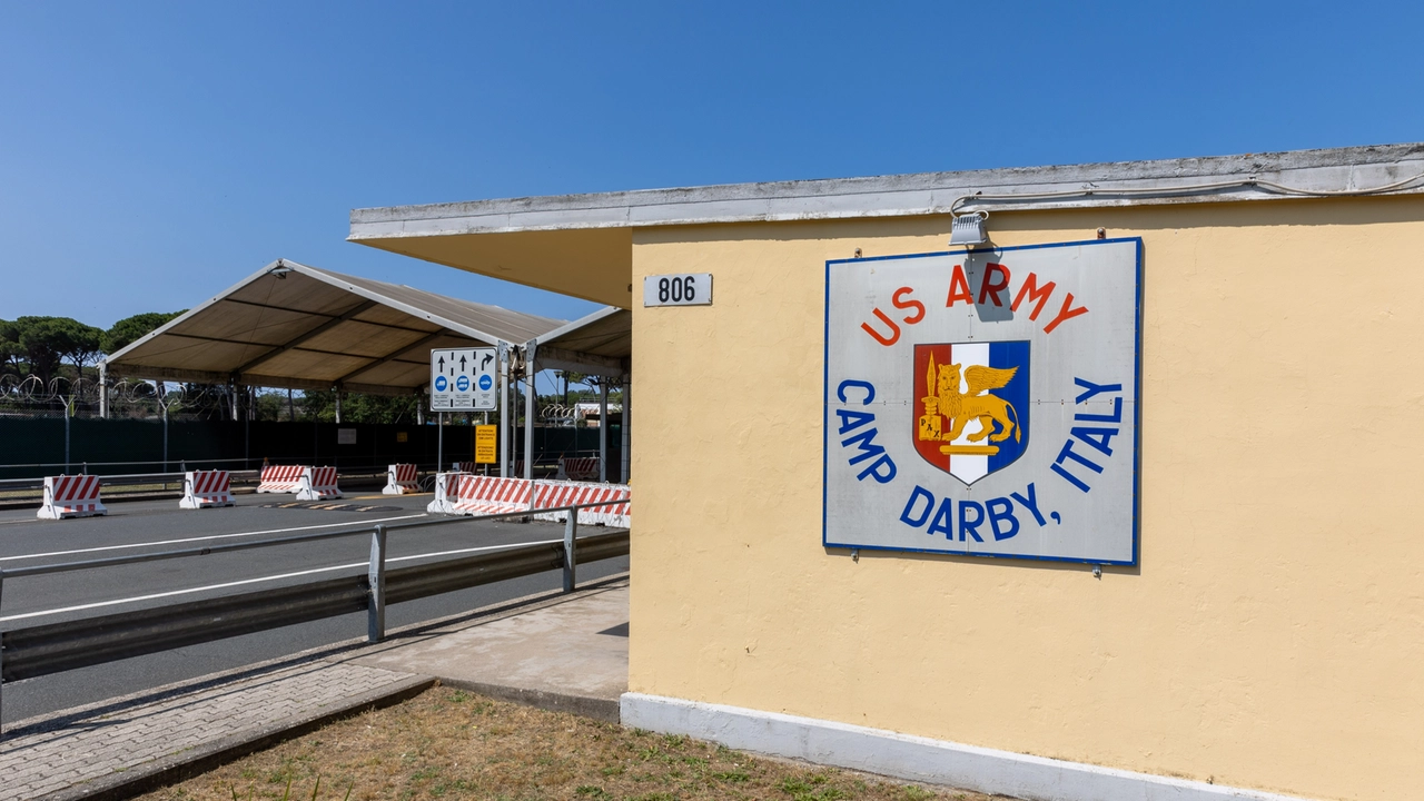 Camp Darby entrata, porta di ingresso base militare statunitense usa pisa - (foto di: ENRICO MATTIA DEL PUNTA)