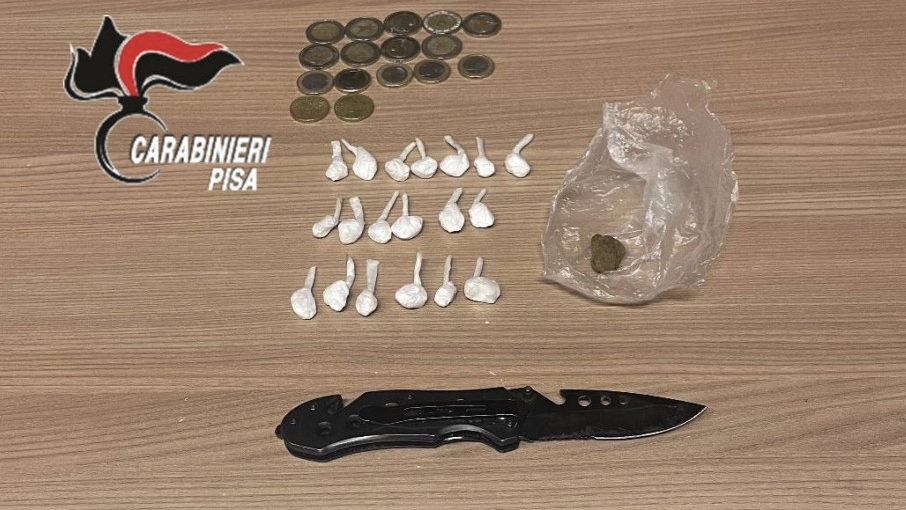 Gli involucri di cocaina trovati in possesso del 29enne durante la perquisizione Gli involucri di cocaina trovati in possesso del 29enne durante la perquisizione