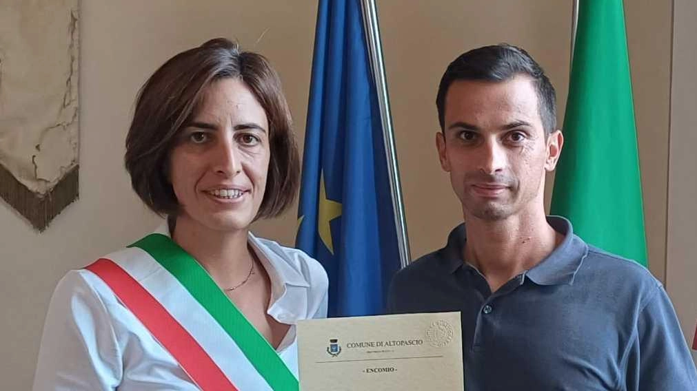 Riconosciuti al Comandante Italo Pellegrini e agli agenti Vania Lorenzetti. Matteo Mazzoni, Fabrizio Michelotti e Giuseppe Manicone per un fatto di giugno. Riconosciuti al Comandante Italo Pellegrini e agli agenti Vania Lorenzetti. Matteo Mazzoni, Fabrizio Michelotti e Giuseppe Manicone per un fatto di giugno.
