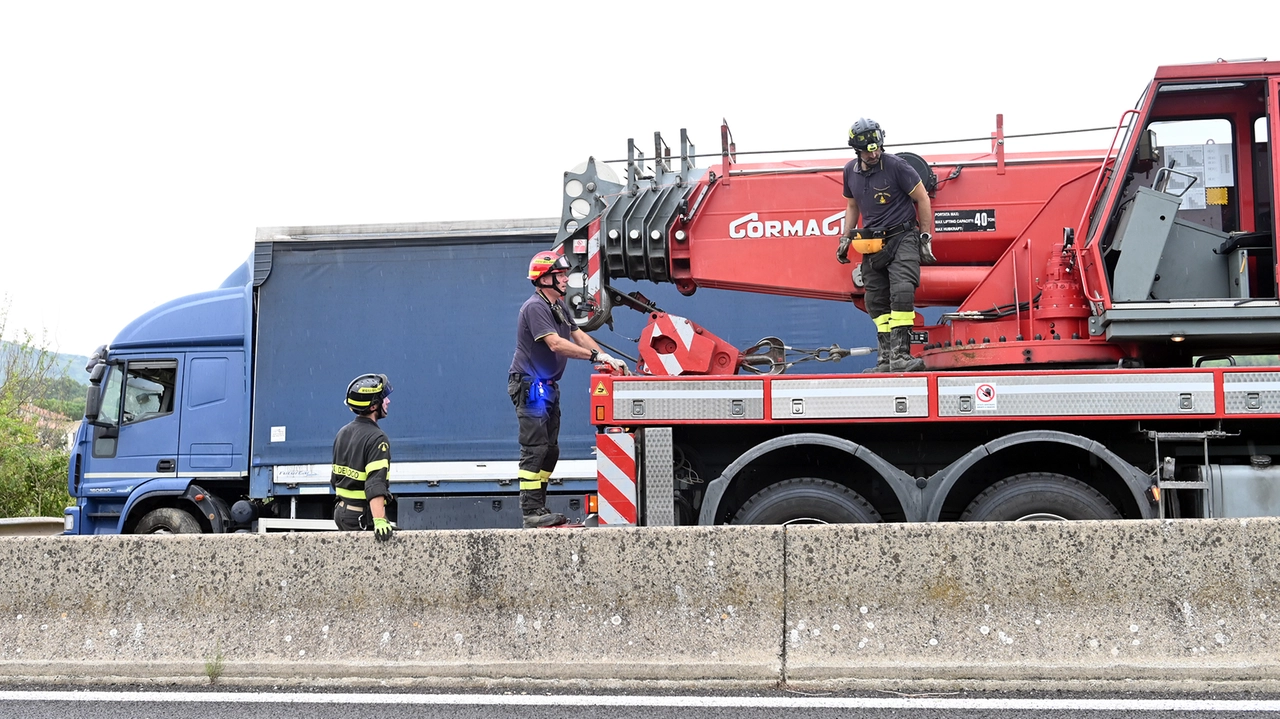 L'autoarticolato ha travolto i veicoli fermi (Foto Crocchioni)