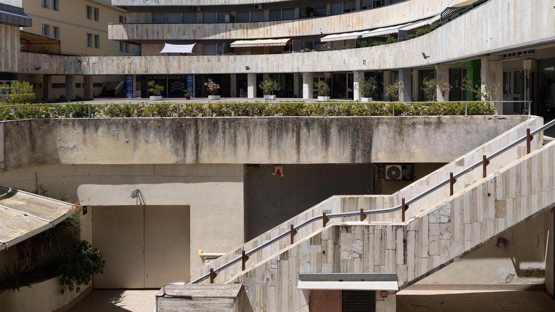 Largo Riviera a Tirrenia. Desolazione e degrado nel cuore della movida