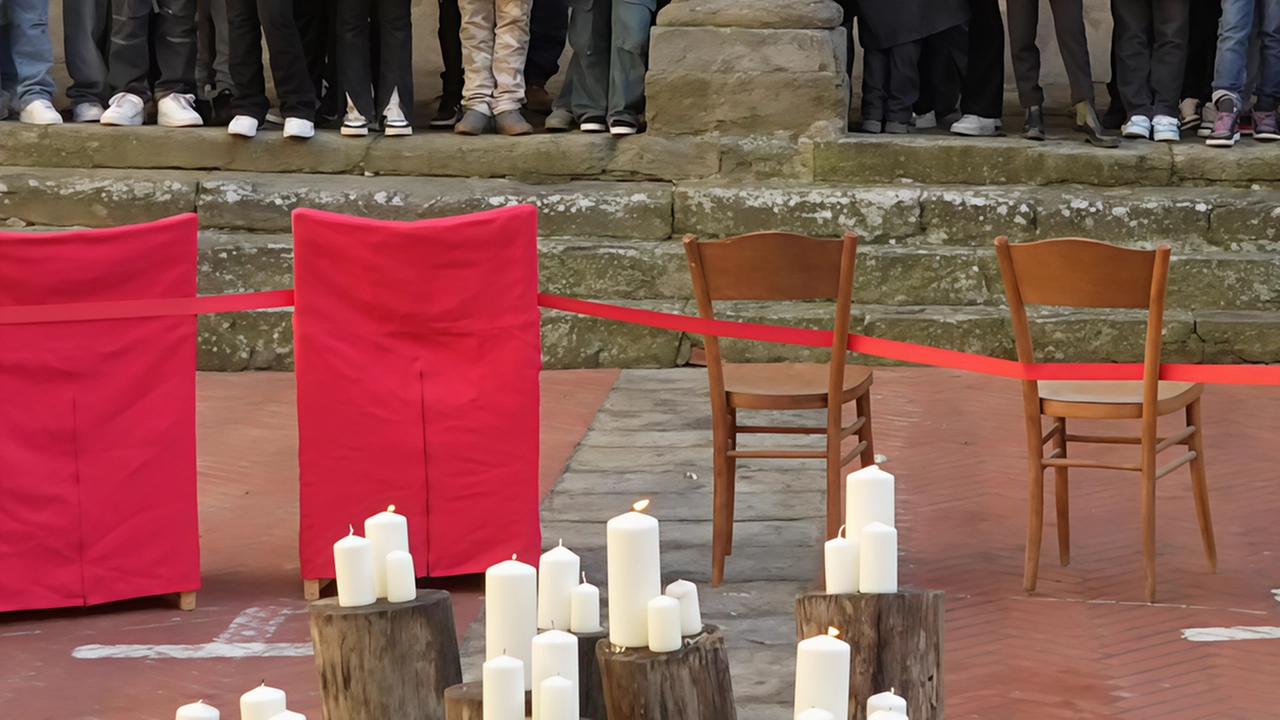 La piazza delle sedie vuote a Lucignano La piazza delle sedie vuote a Lucignano