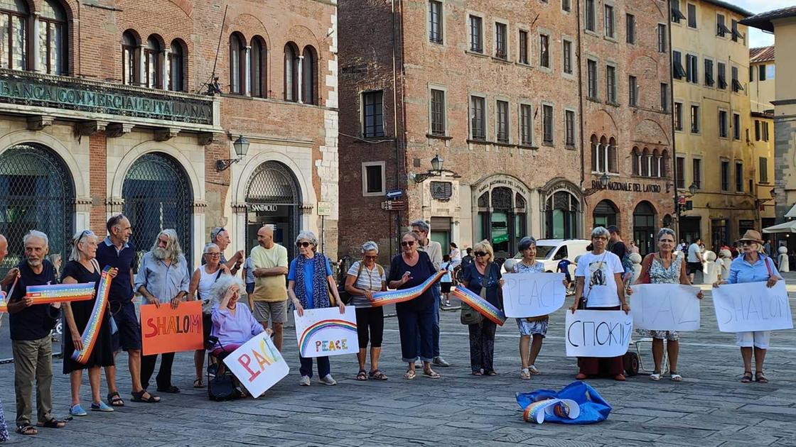 https://www.lanazione.it/image-service/view/acePublic/alias/contentid/MGU4NDdmNDYtNDhkYi00/0/mezzora-di-silenzio-e-mezzora-di-rumore-in-cerchio-per-chiedere-la-pace-a-gaza.jpeg?f=16:9&w=1200&h=630