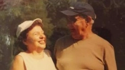 Grazia e Velio si erano sposati 58 anni fa. Da quando lui, nel 2010, è venuto a mancare, la moglie portava all’anulare anche la sua fede. Grazia è morta il 14 agosto, al dito non aveva più i due anelli Grazia e Velio si erano sposati 58 anni fa. Da quando lui, nel 2010, è venuto a mancare, la moglie portava all’anulare anche la sua fede. Grazia è morta il 14 agosto, al dito non aveva più i due anelli