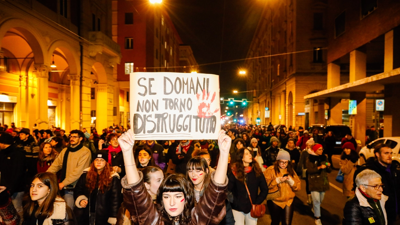 Donne che dicono no alla violenza domestica. Serve anche una valigia per ricominciare