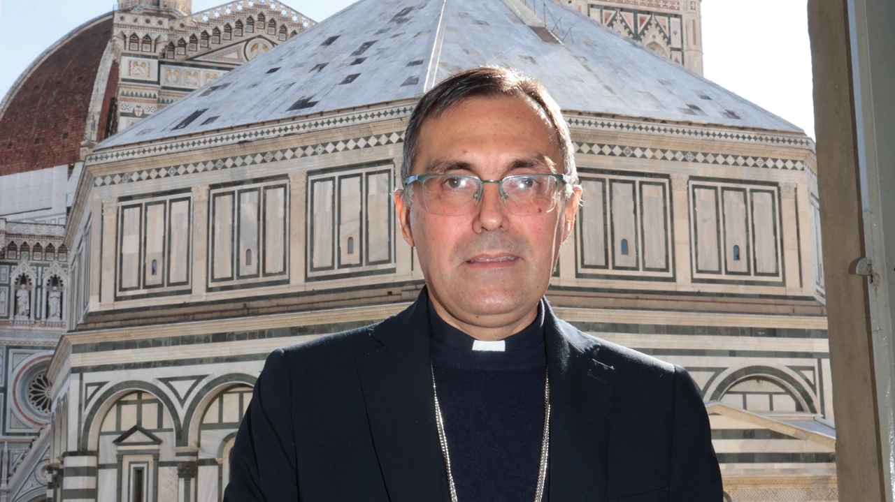 L'arcivescovo di Firenze, monsignor Gherardo Gambelli, nel suo studio in piazza San Giovanni (foto Gianluca Moggi/New Press Photo) L'arcivescovo di Firenze, monsignor Gherardo Gambelli, nel suo studio in piazza San Giovanni (foto Gianluca Moggi/New Press Photo)