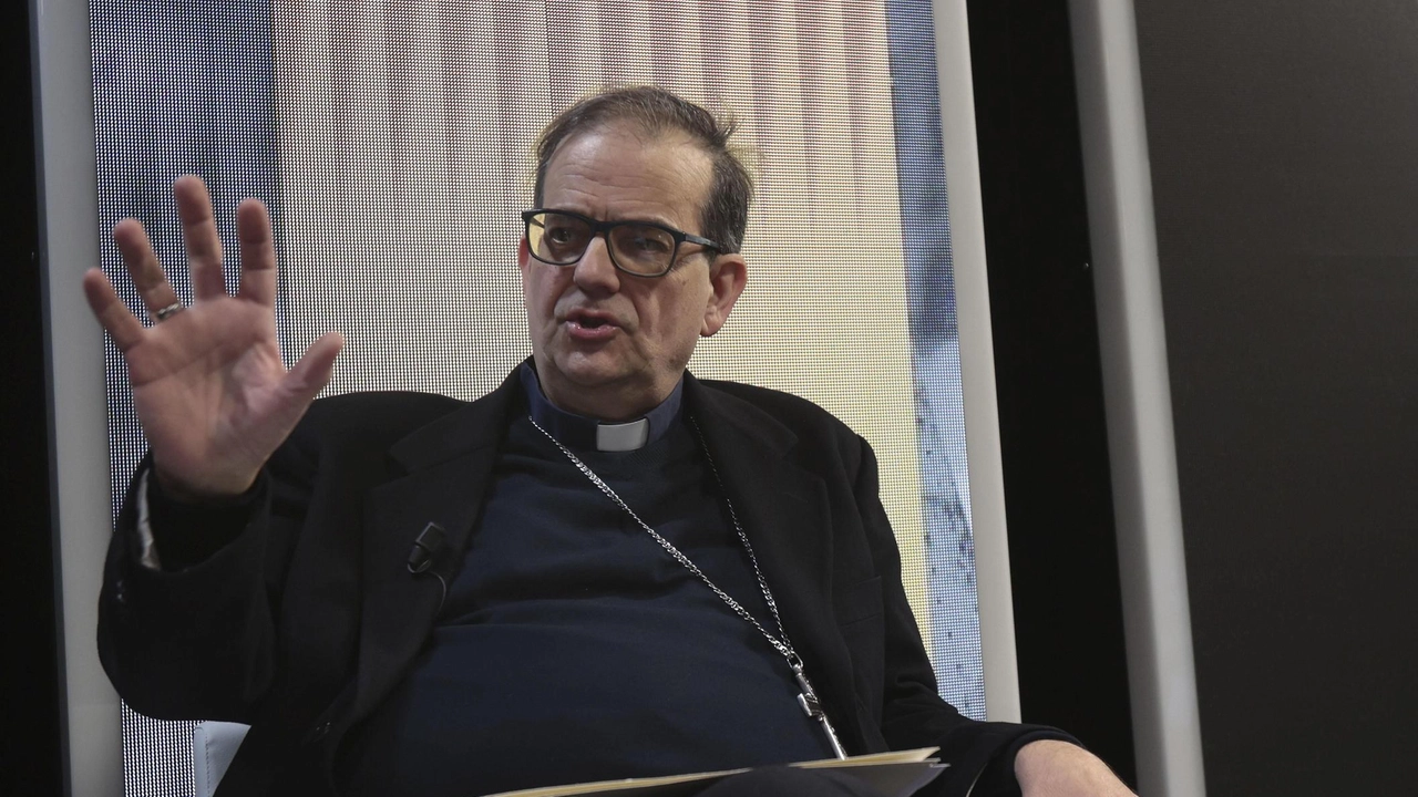Domani alle 11,30 nel salone d’onore del palazzo arcivescovile di Siena il cardinale Augusto Paolo Lojudice, arcivescovo di Siena-Colle... Domani alle 11,30 nel salone d’onore del palazzo arcivescovile di Siena il cardinale Augusto Paolo Lojudice, arcivescovo di Siena-Colle...