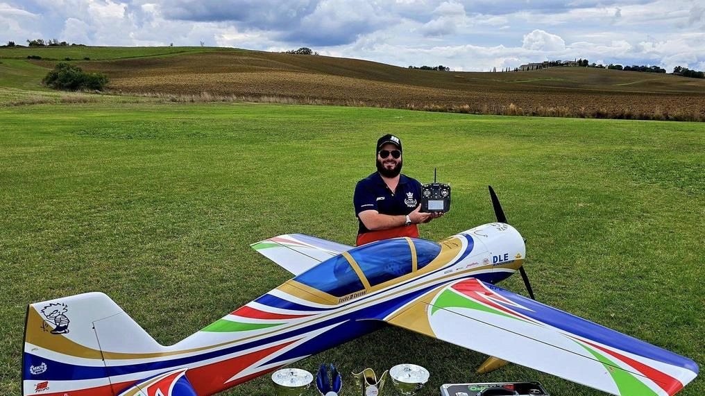 Sacha Cecconi è un vero fenomeno nella guida degli aeromodelli radiocomandati Sacha Cecconi è un vero fenomeno nella guida degli aeromodelli radiocomandati