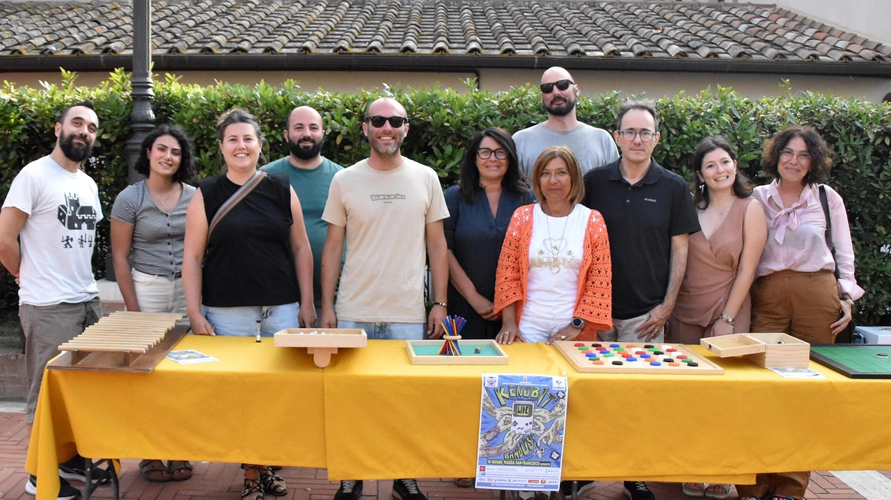 I promotori del progetto ’Dio non gioca a dadi’ in piazza San Francesco I promotori del progetto ’Dio non gioca a dadi’ in piazza San Francesco