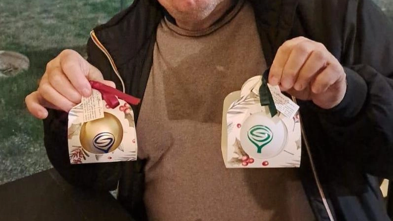 Il sindaco Lorenzo Alessandrini con le palline di Natale lanciate dall’asd Seravezza Pozzi Calcio da destinare alla solidarietà Il sindaco Lorenzo Alessandrini con le palline di Natale lanciate dall’asd Seravezza Pozzi Calcio da destinare alla solidarietà
