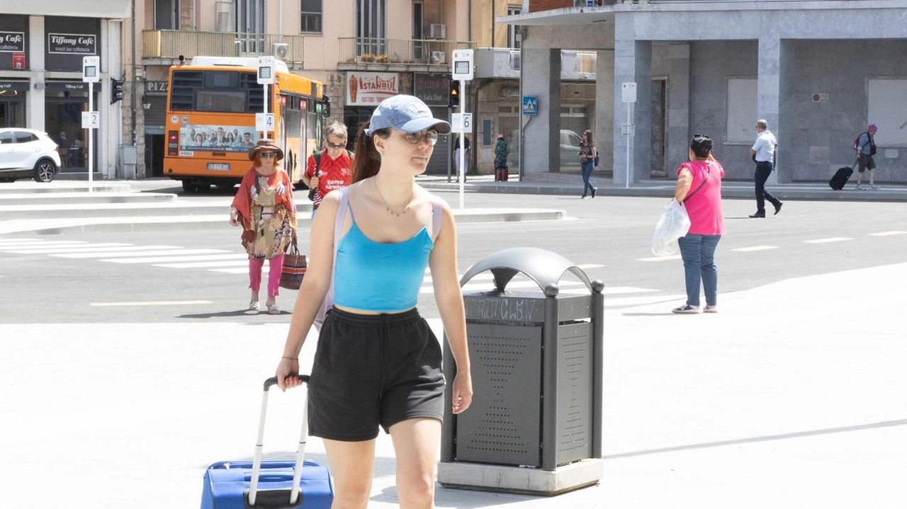 Ad agosto sono attesi 2,1 milioni di arrivi e 9,6 milioni di presenze, il 18% di quelle che la Toscana registra in un anno Ad agosto sono attesi 2,1 milioni di arrivi e 9,6 milioni di presenze, il 18% di quelle che la Toscana registra in un anno
