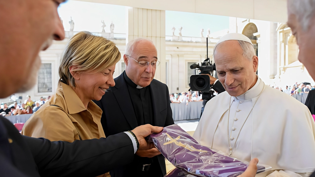 Fabia Romagnoli e il vice presidente dell’associazione Tiziano Pieretti. consegnano le le stole. a papa Leone XIV Fabia Romagnoli e il vice presidente dell’associazione Tiziano Pieretti. consegnano le le stole. a papa Leone XIV