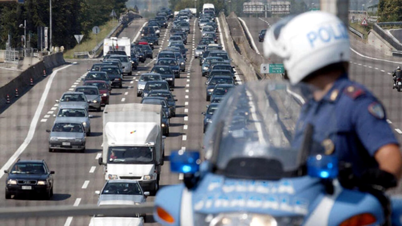 Un poliziotto della Stradale controlla un tratto dell'autostrada. Sull'A11 arriva il tutor Un poliziotto della Stradale controlla un tratto dell'autostrada. Sull'A11 arriva il tutor