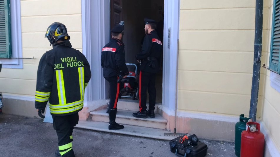 Vigili del fuoco e carabinieri sul luogo dell'incendio: la donna è stata trasferita a Pisa con l'elicottero Vigili del fuoco e carabinieri sul luogo dell'incendio: la donna è stata trasferita a Pisa con l'elicottero