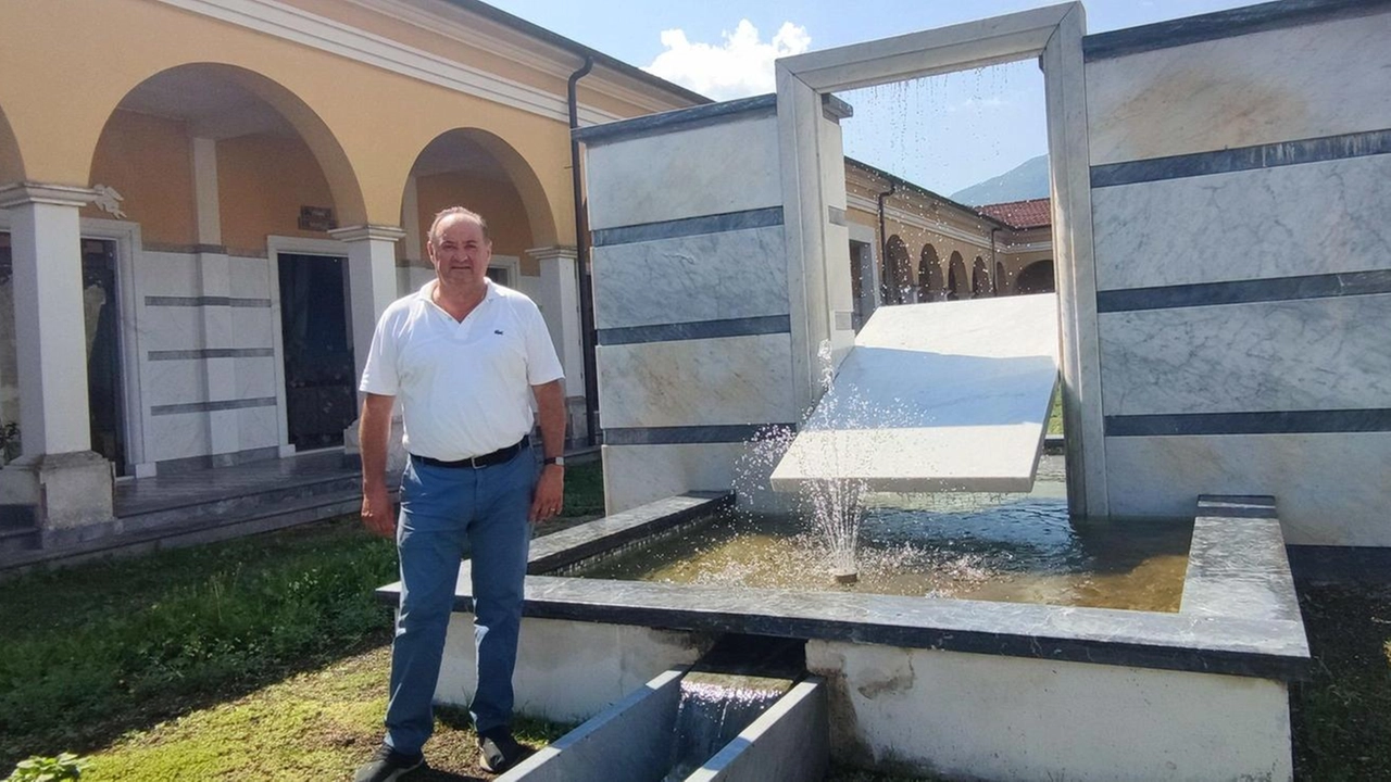 Il direttore dell’ufficio tecnico comunale Roberto Bertolini e la fontana del monumentale Il direttore dell’ufficio tecnico comunale Roberto Bertolini e la fontana del monumentale