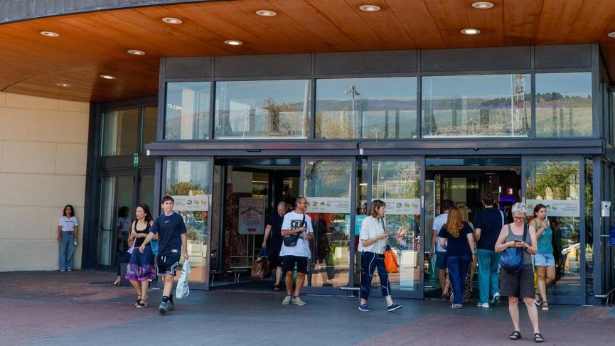 Centinaia le. persone che, ieri, hanno preso d’assalto il Centro commerciale I Gigli Centinaia le. persone che, ieri, hanno preso d’assalto il Centro commerciale I Gigli