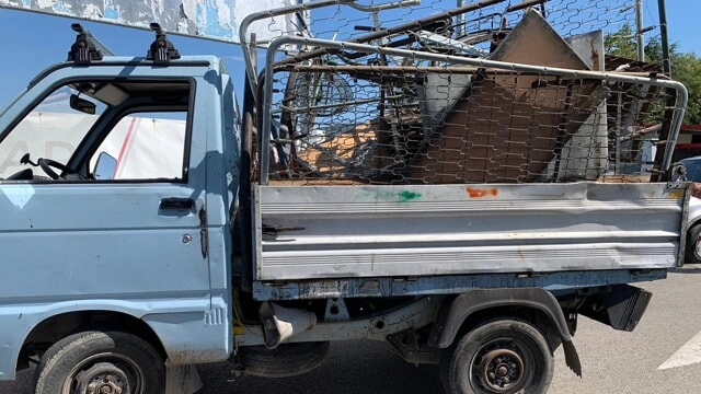 Un autocarro con rifiuti Un autocarro con rifiuti