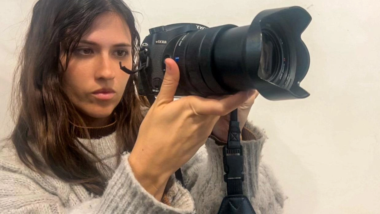 È una fotografa di attimi, di istanti. Di velocissimi e irripetibili passaggi in cui catturare ciò che fa la differenza:...