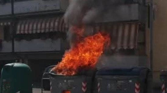 Un incendio di un cassonetto ha messo a rischio le auto e le abitazioni di via di Ramini nella zona...