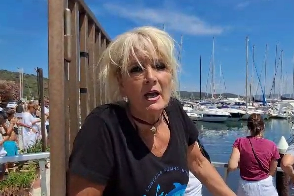 La professoressa Marsili dell'Università di Siena al porto di Talamone, dove è rimasta prigioniera la balenottera