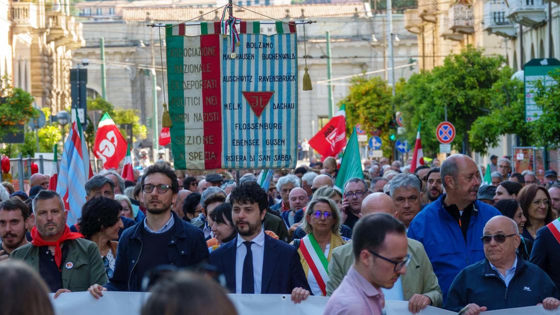 Onda di ottomila persone: "Antifascisti e antirazzisti" Onda di ottomila persone: "Antifascisti e antirazzisti"