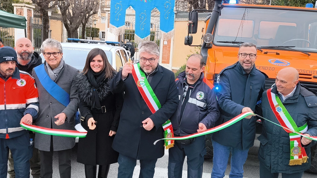 il taglio del nastro dei nuovi mezzi