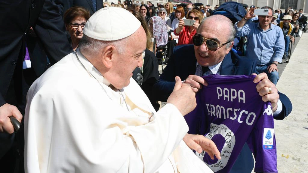 Era il 24 maggio 2023: il presidente della Fiorentina regala una maglia viola a Papa Francesco (foto ufficiale Acf Fiorentina)