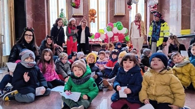 Desideri e speranze affidati ai portalettere di Poste Italiane. Anche a Grosseto, durante le feste di Natale, sono sempre più... Desideri e speranze affidati ai portalettere di Poste Italiane. Anche a Grosseto, durante le feste di Natale, sono sempre più...