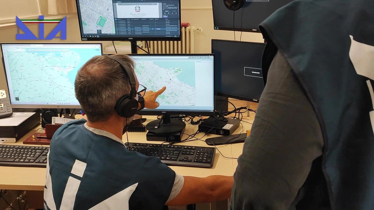 Le partite di narcotico monitorate dalla squadre di criminali con sistemi gps e un’apposita App sul cellulare Le partite di narcotico monitorate dalla squadre di criminali con sistemi gps e un’apposita App sul cellulare