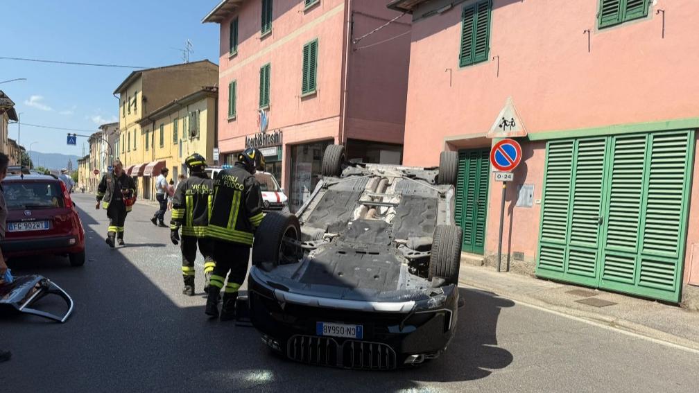 Pistoia, auto sbanda e si cappotta. Arrivano i vigili del fuoco